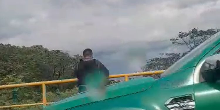 Vídeo: correnteza arrasta morto no saco em igarapé de Manaus