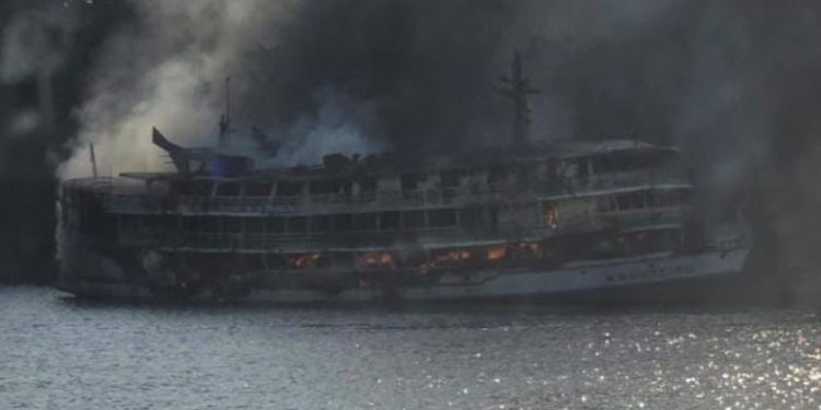 Governo do AM monta força-tarefa para atender vítimas de incêndio em embarcação em Uarini