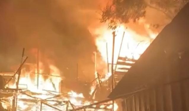 Vídeo: Incêndio de grande proporção deixa nove famílias sem casa no bairro Santo Agostinho