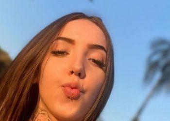 Influencer grita por socorro dentro de casa, mas é encontrada morta a facadas pela mãe