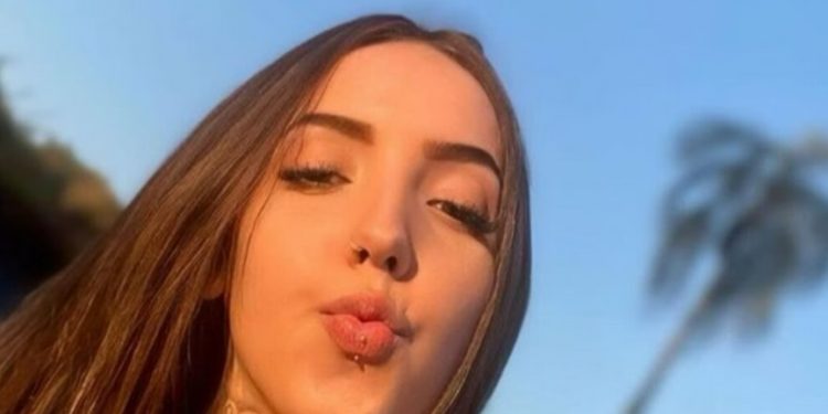 Influencer grita por socorro dentro de casa, mas é encontrada morta a facadas pela mãe