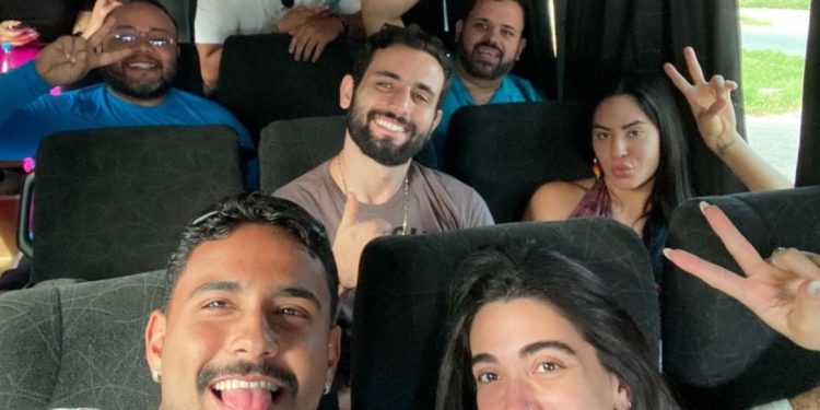 Vídeo: Isabelle enche van de ex-BBB e leva todos a Presidente Figueiredo 