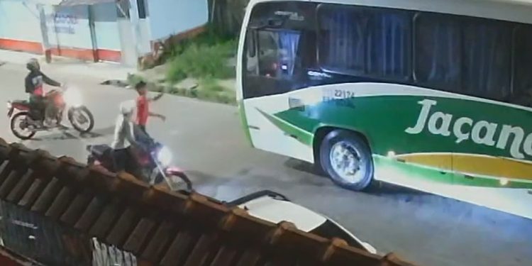 Vídeo: criminosos cercam ônibus de rota e assaltam trabalhadores em Manaus