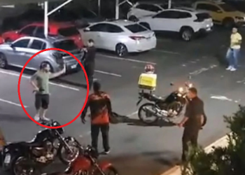 Entregadores xingados e agredidos em condomínio continuam presos após decisão da Justiça do Amazonas