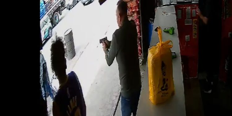 Vídeo: PM aposentado atira e mata ladrão enquanto ele roubava moto na rua