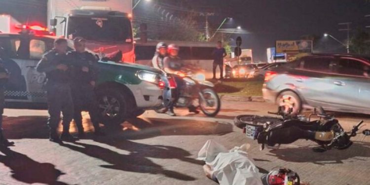Acidente entre ônibus e moto mata trabalhador no Distrito