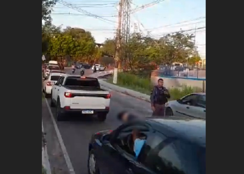 Vídeo: Motociclista colide com canteiro central, é arremessado e morre perto da Bola da Suframa