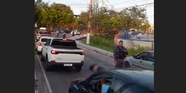 Vídeo: Motociclista colide com canteiro central, é arremessado e morre perto da Bola da Suframa
