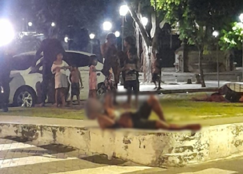 Traficantes do Centro de Manaus dão ‘corretivo’ em homem e o deixam espancado no meio da rua