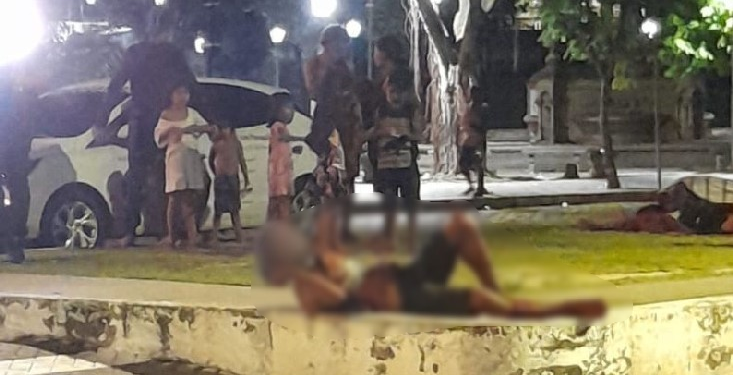 Traficantes do Centro de Manaus dão ‘corretivo’ em homem e o deixam espancado no meio da rua