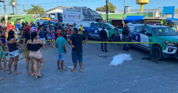 Cena forte: Idoso de 76 anos fica desolado após motoqueiro colidir com o carro dele e morrer em Manaus