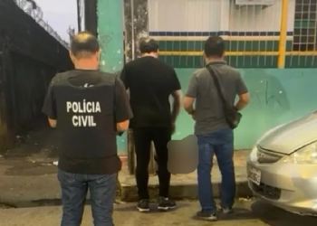 Veja: Antes da aula começar, pistoleiros executam homem com seis tiros em frente de escola na Compensa 2