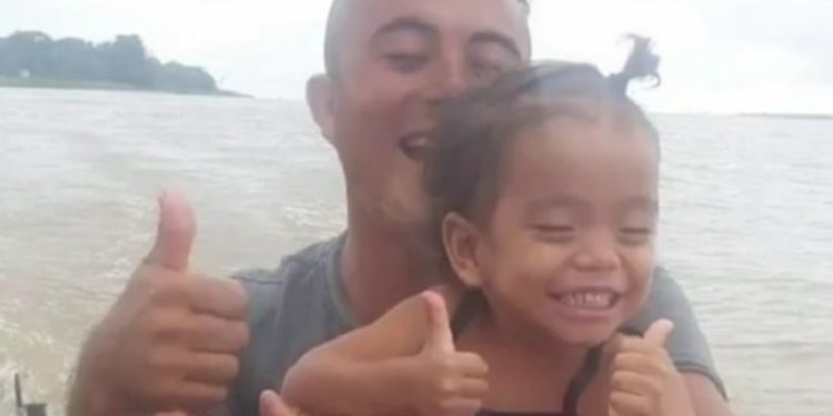 Pai encontra corpo do filho e busca corpo da neta após naufrágio no Amazonas