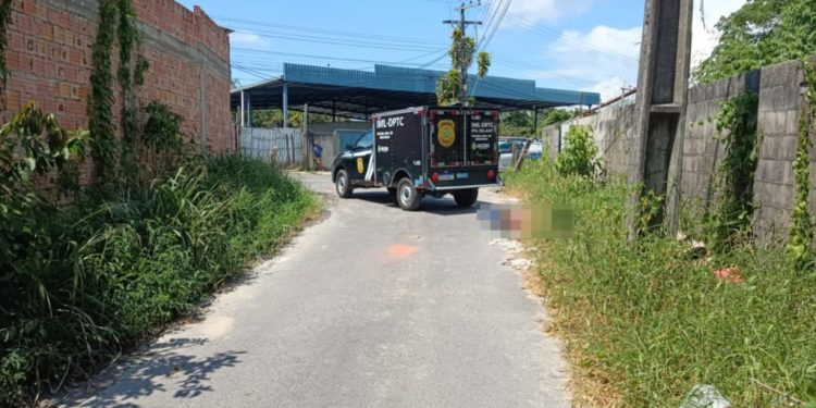 No Jorge ‘Texas’, criminosos atiram na cabeça de homem por trás e depois voltam para confirmar morte