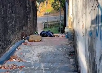 Em escadão, corpo é encontrado dentro de saco ao lado da igreja Restauração na Zona Oeste de Manaus