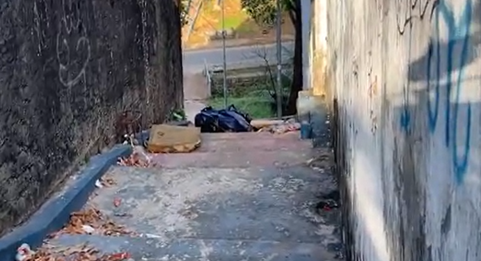 Em escadão, corpo é encontrado dentro de saco ao lado da igreja Restauração na Zona Oeste de Manaus
