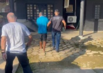Família liga para a polícia e entrega parente que matou amigo no Amazonas