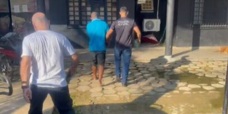 Família liga para a polícia e entrega parente que matou amigo no Amazonas