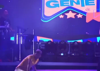 Durante show, homem foge de pistoleiro pelo palco e cantor se surpreende: ‘Querem te matar?’; vídeo