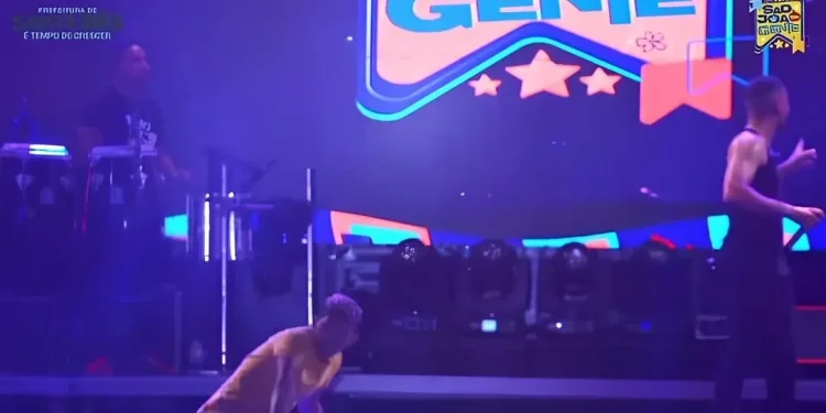 Durante show, homem foge de pistoleiro pelo palco e cantor se surpreende: ‘Querem te matar?’; vídeo