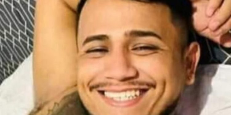 Polícia procura ladrão de veículos sorridente em Manaus