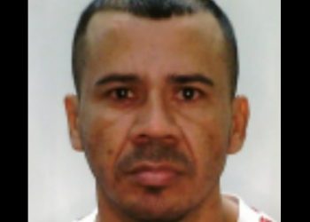 Homem é procurado por roubar mulher em estacionamento de supermercado em Manaus