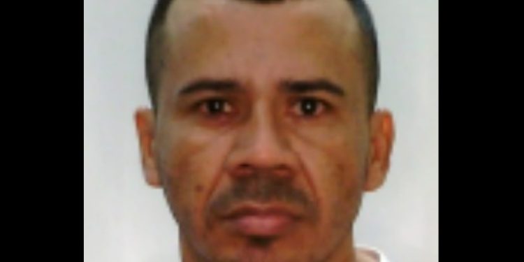 Homem é procurado por roubar mulher em estacionamento de supermercado em Manaus