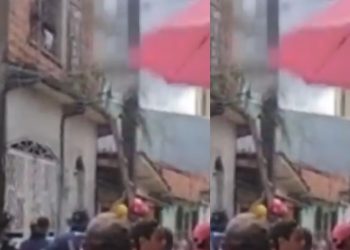 Vídeo forte: homem se pendura no poste para religar luz cortada e morre eletrocutado