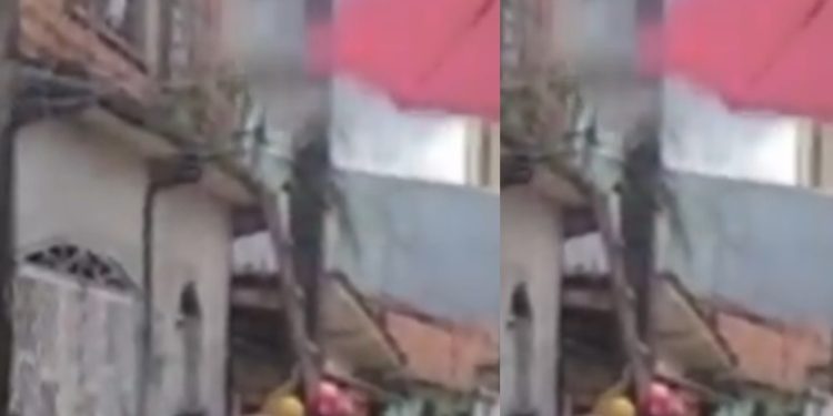 Vídeo forte: homem se pendura no poste para religar luz cortada e morre eletrocutado