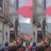 Vídeo forte: homem se pendura no poste para religar luz cortada e morre eletrocutado