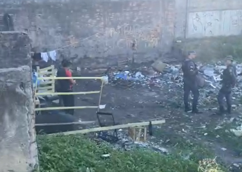 Vídeo: No meio de matagal, homem morto com pescoço quebrado é encontrado em Manaus