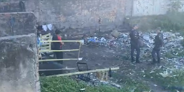 Vídeo: No meio de matagal, homem morto com pescoço quebrado é encontrado em Manaus