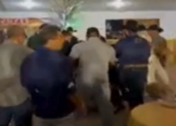 Vídeo: Pai não aceita filha ter perdido em concurso de beleza e deixa dois baleados