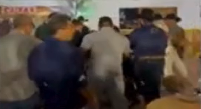 Vídeo: Pai não aceita filha ter perdido em concurso de beleza e deixa dois baleados