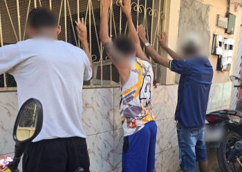 Vídeo: Trio é preso por quebrar vidros de concessionárias e furtar seis motos em Manaus