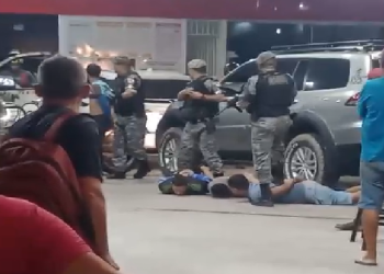 Vídeo mostra trio sendo preso após sequestro de casal para praticar arrastões em Manaus; veja