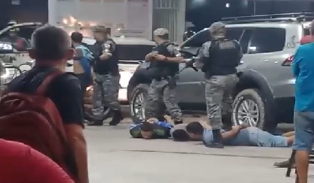 Vídeo mostra trio sendo preso após sequestro de casal para praticar arrastões em Manaus; veja