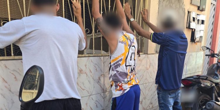 Vídeo: Trio é preso por quebrar vidros de concessionárias e furtar seis motos em Manaus