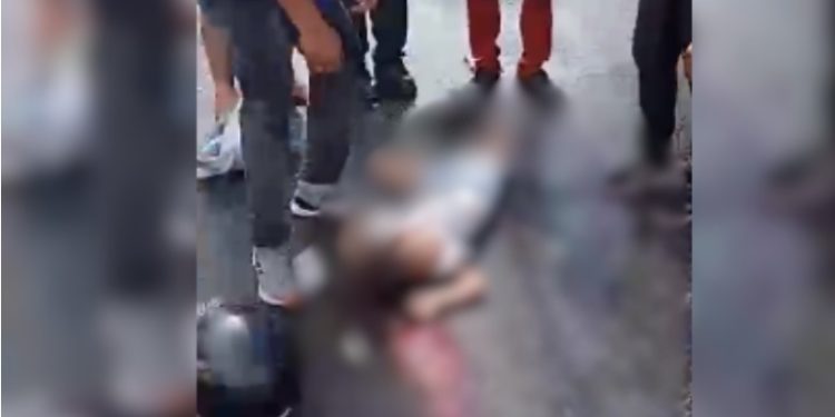 Vídeo: avô coloca namorada e neta na moto, e a menina de 5 anos acaba sofrendo acidente