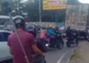 Vídeo: motoqueira cai e tem as duas pernas esmagadas por carreta em Manaus