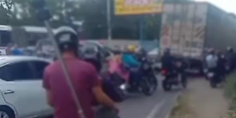Vídeo: motoqueira cai e tem as duas pernas esmagadas por carreta em Manaus