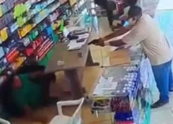 Veja: câmera registra assassinato de empresário dentro de farmácia na Zona Norte 