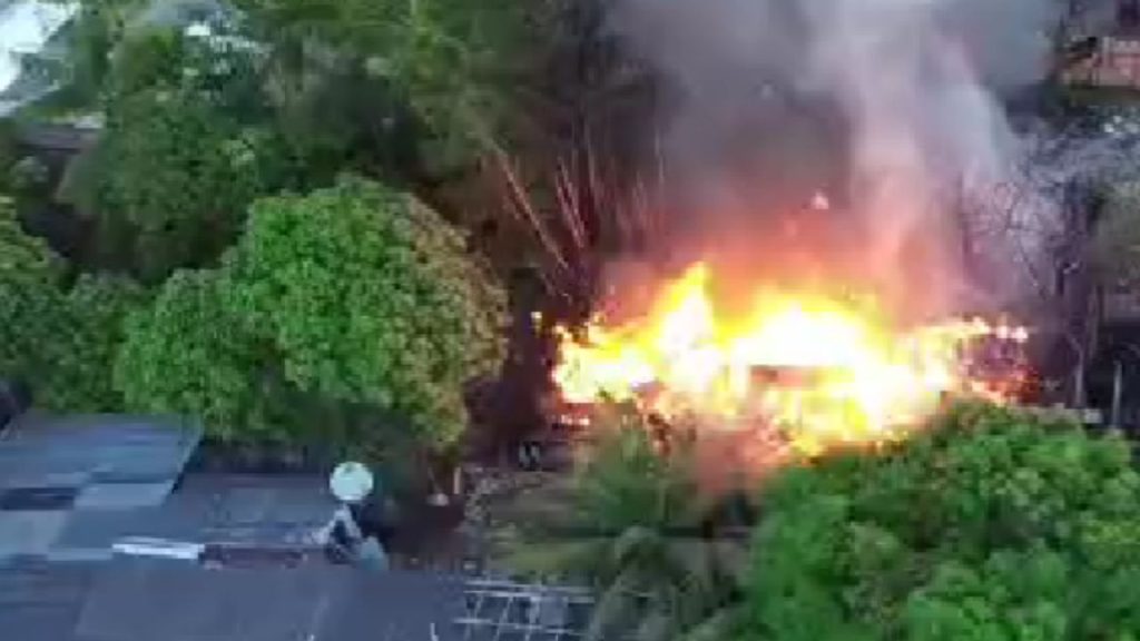 Casa de madeira é tomada pelo fogo e família fica desabriga na zona leste de Manaus; veja os vídeos