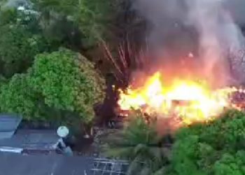 Casa de madeira é tomada pelo fogo e família fica desabriga na zona leste de Manaus; veja os vídeos