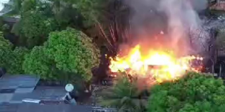 Casa de madeira é tomada pelo fogo e família fica desabriga na zona leste de Manaus; veja os vídeos