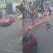 Vídeo: Vendedor ambulante do Centro é arremessado após ser atropelado; motorista é procurado
