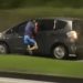 Vídeo mostra ladrão sendo arrastado por carro ao tentar roubar o celular do motorista