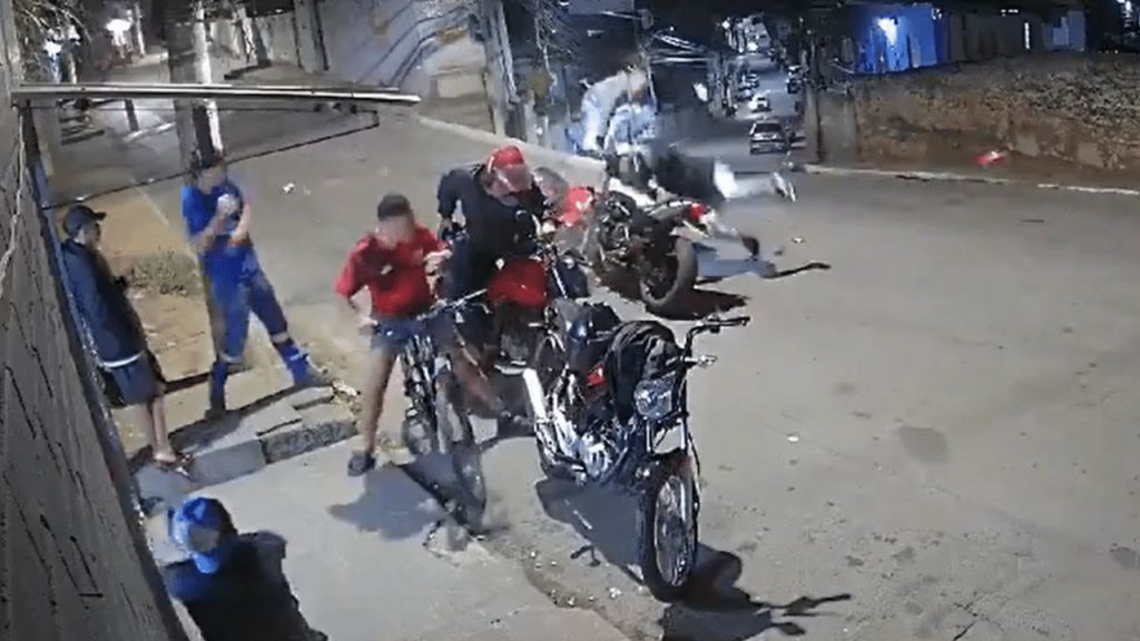 Vídeo bizarro: Colisão frontal entre dois motociclistas deixa um morto e outro ferido