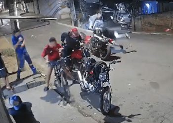 Vídeo bizarro: Colisão frontal entre dois motociclistas deixa um morto e outro ferido