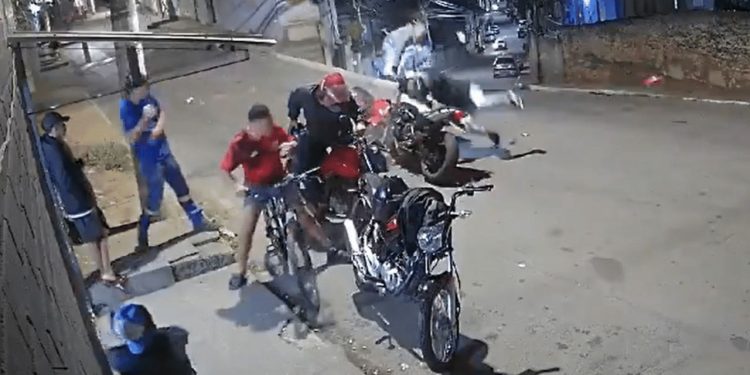 Vídeo bizarro: Colisão frontal entre dois motociclistas deixa um morto e outro ferido